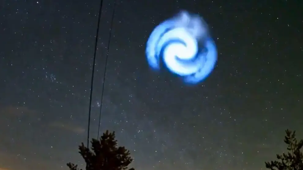 Impresionante espiral luminosa en el cielo: el fenómeno causado por un cohete de SpaceX